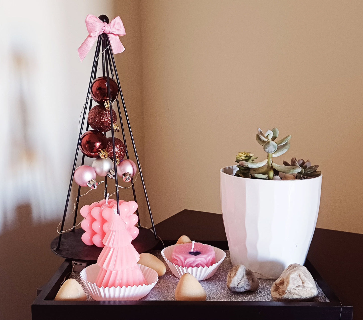 Centrotavola "Eleganza senza Tempo": Piante, Design e Profumo