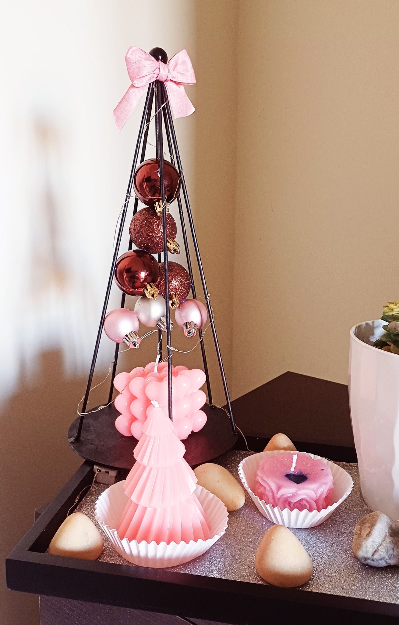 Centrotavola "Eleganza senza Tempo": Piante, Design e Profumo