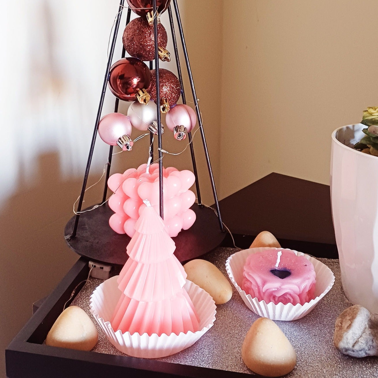 Centrotavola "Eleganza senza Tempo": Piante, Design e Profumo