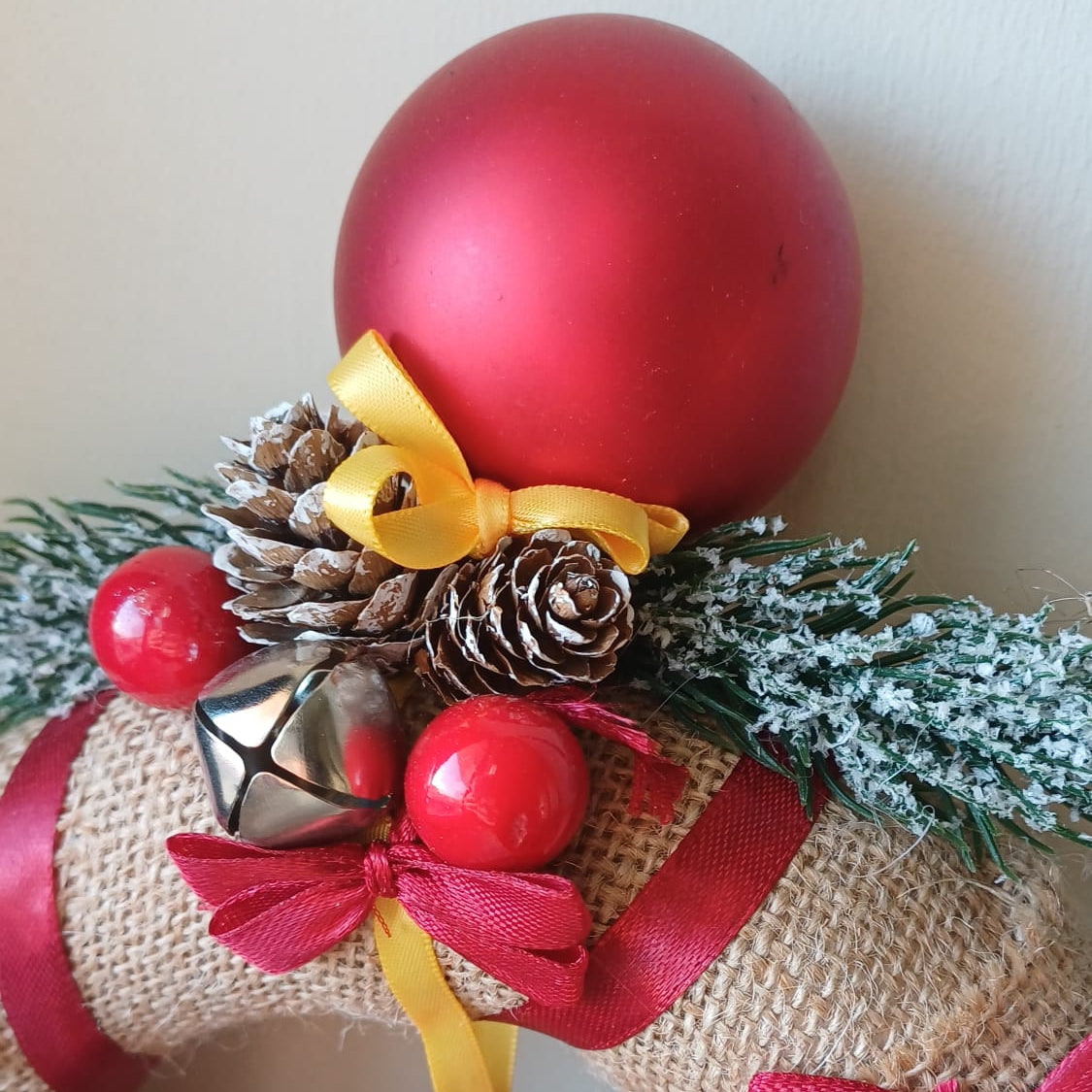 Ghirlanda Natalizia Artigianale "Rustic Elegance" - Decorazione in Juta con Nastri Rossi