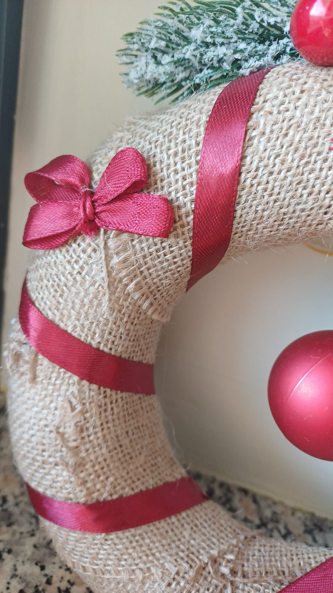 Ghirlanda Natalizia Artigianale "Rustic Elegance" - Decorazione in Juta con Nastri Rossi