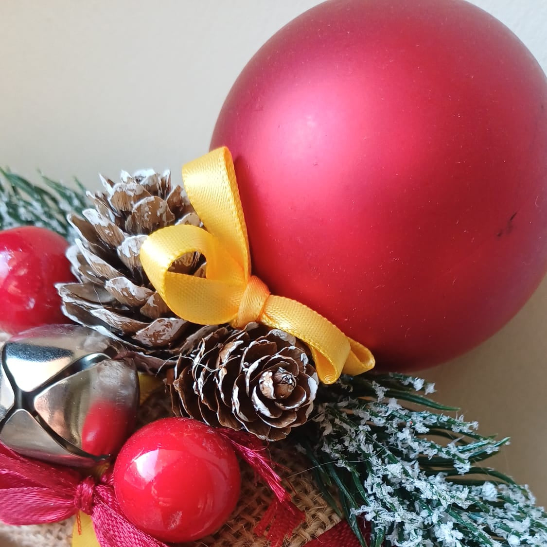 Ghirlanda Natalizia Artigianale "Rustic Elegance" - Decorazione in Juta con Nastri Rossi