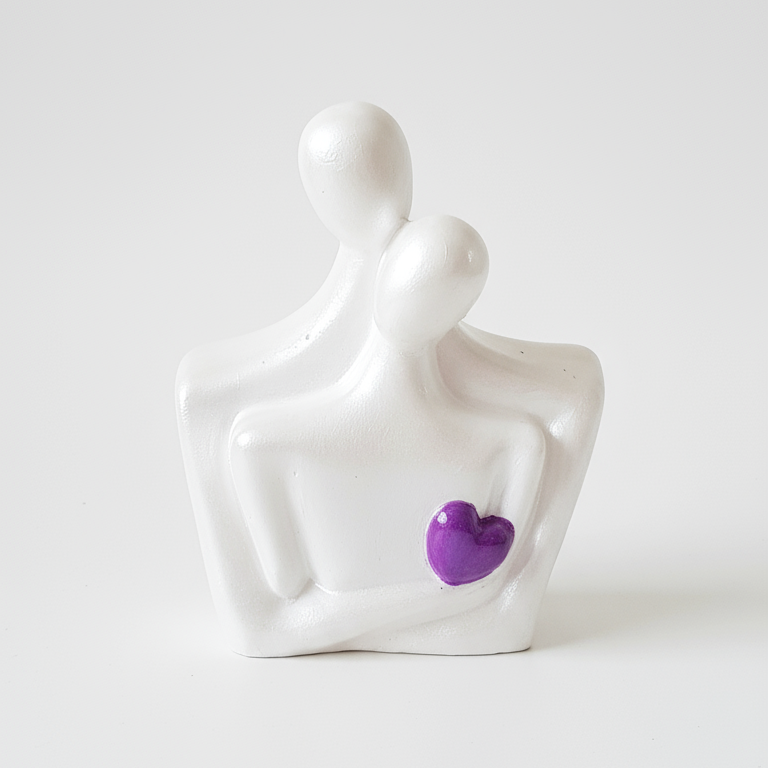 Scultura con cuore viola